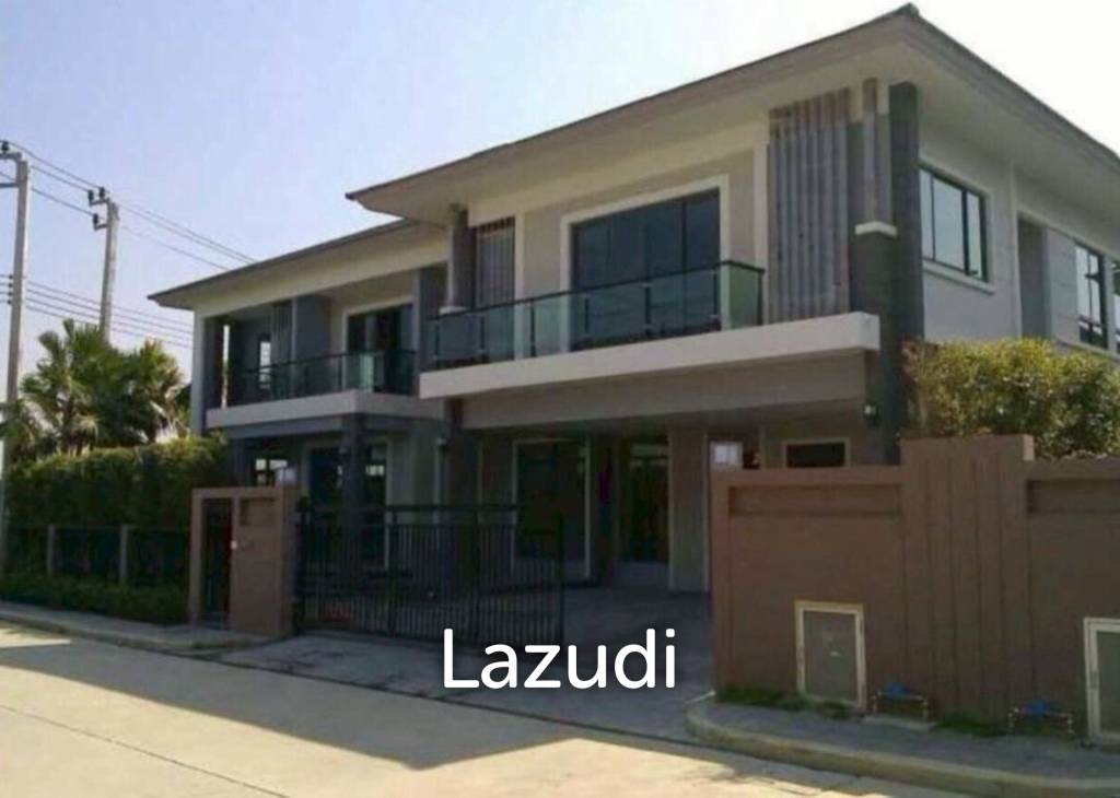 540 sqm Solar-Powered 6-Bed Home in Suan Luang Bangkok