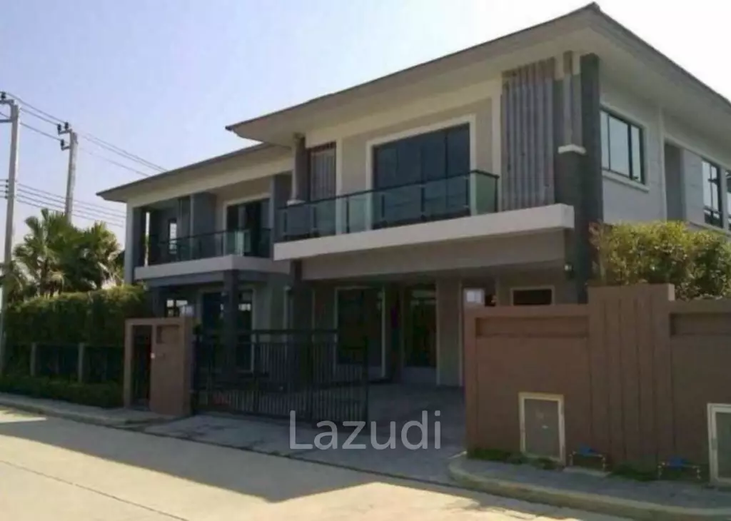 540 sqm Solar-Powered 6-Bed Home in Suan Luang Bangkok