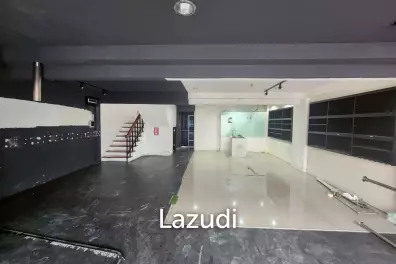 250 sqm townhouse with commercial space in Khlong Toei Bangkok