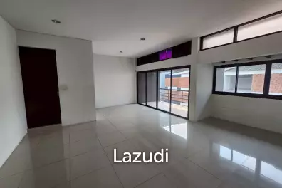 250 sqm townhouse with commercial space in Khlong Toei Bangkok