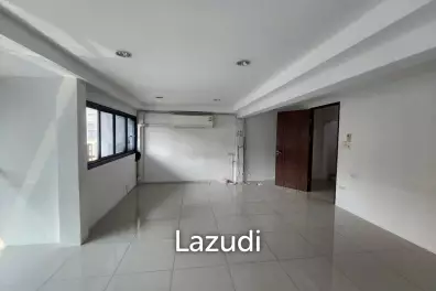 250 sqm townhouse with commercial space in Khlong Toei Bangkok