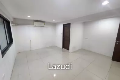 250 sqm townhouse with commercial space in Khlong Toei Bangkok