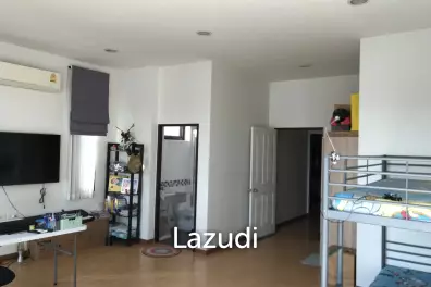 Modern 230 sqm townhouse in Bang Chak Phra Khanong Bangkok