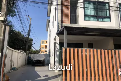 Modern 230 sqm townhouse in Bang Chak Phra Khanong Bangkok