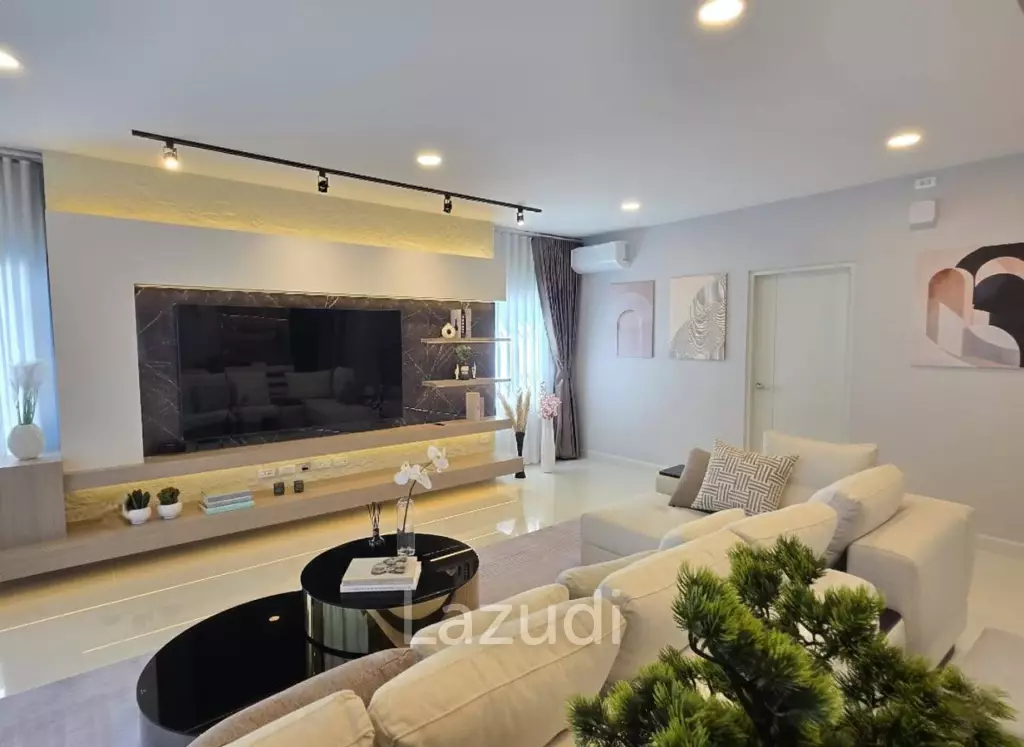 Modern 300 sqm 4-Bed Detached House in Centro Bangna