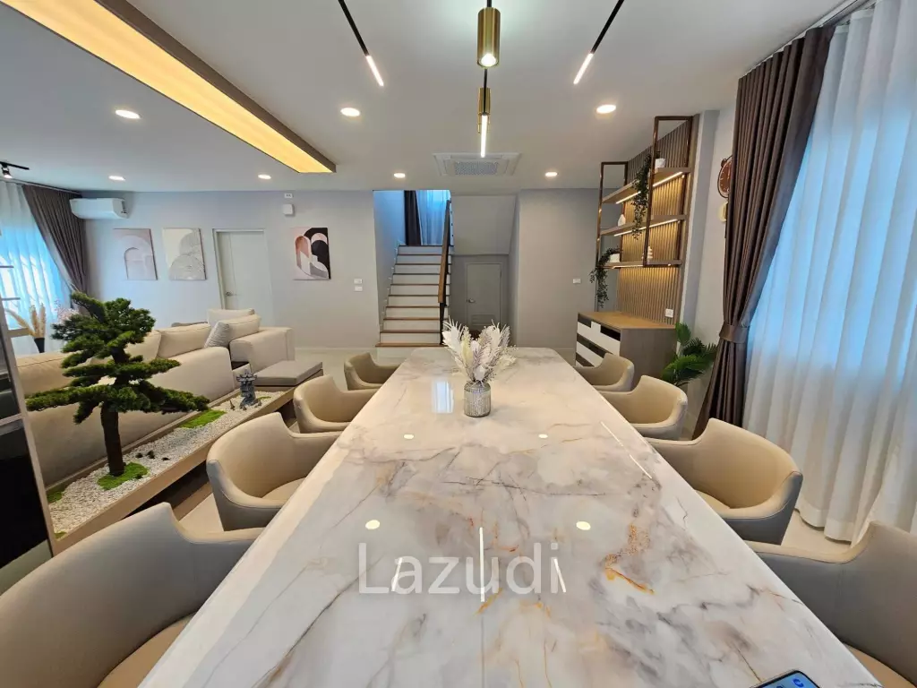 Modern 300 sqm 4-Bed Detached House in Centro Bangna