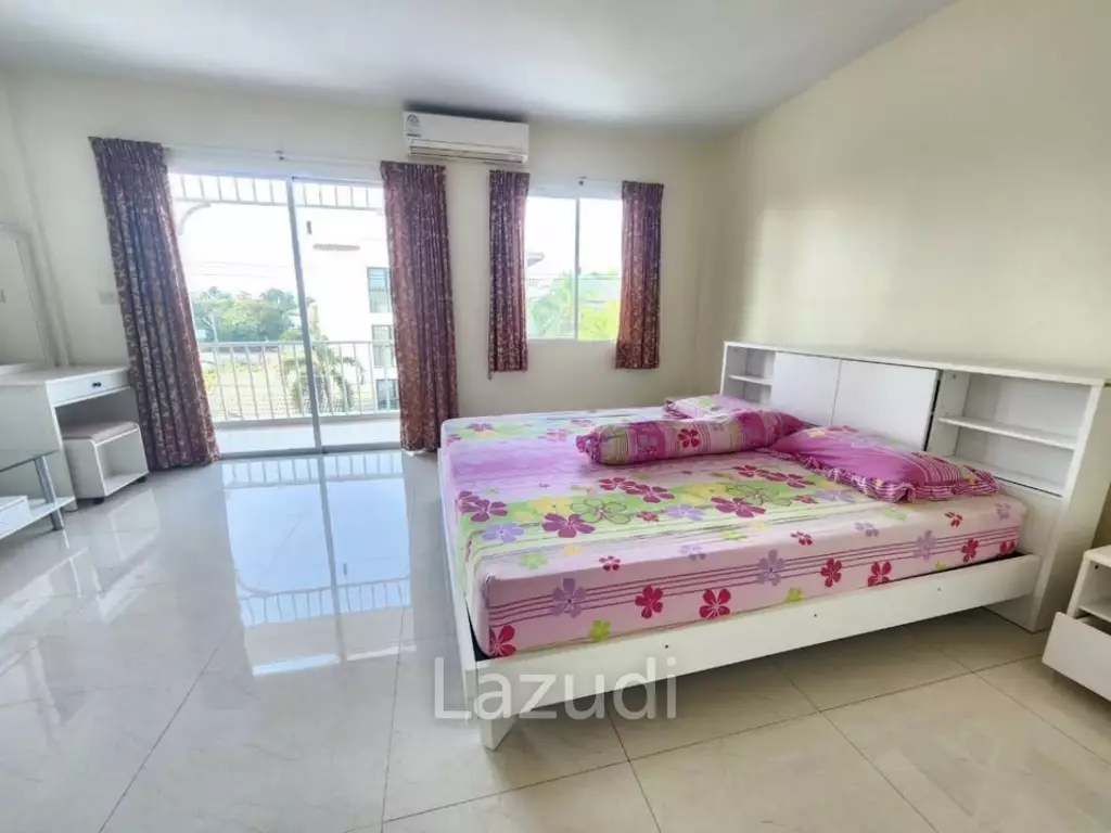Charming townhouse in quiet area next to beach