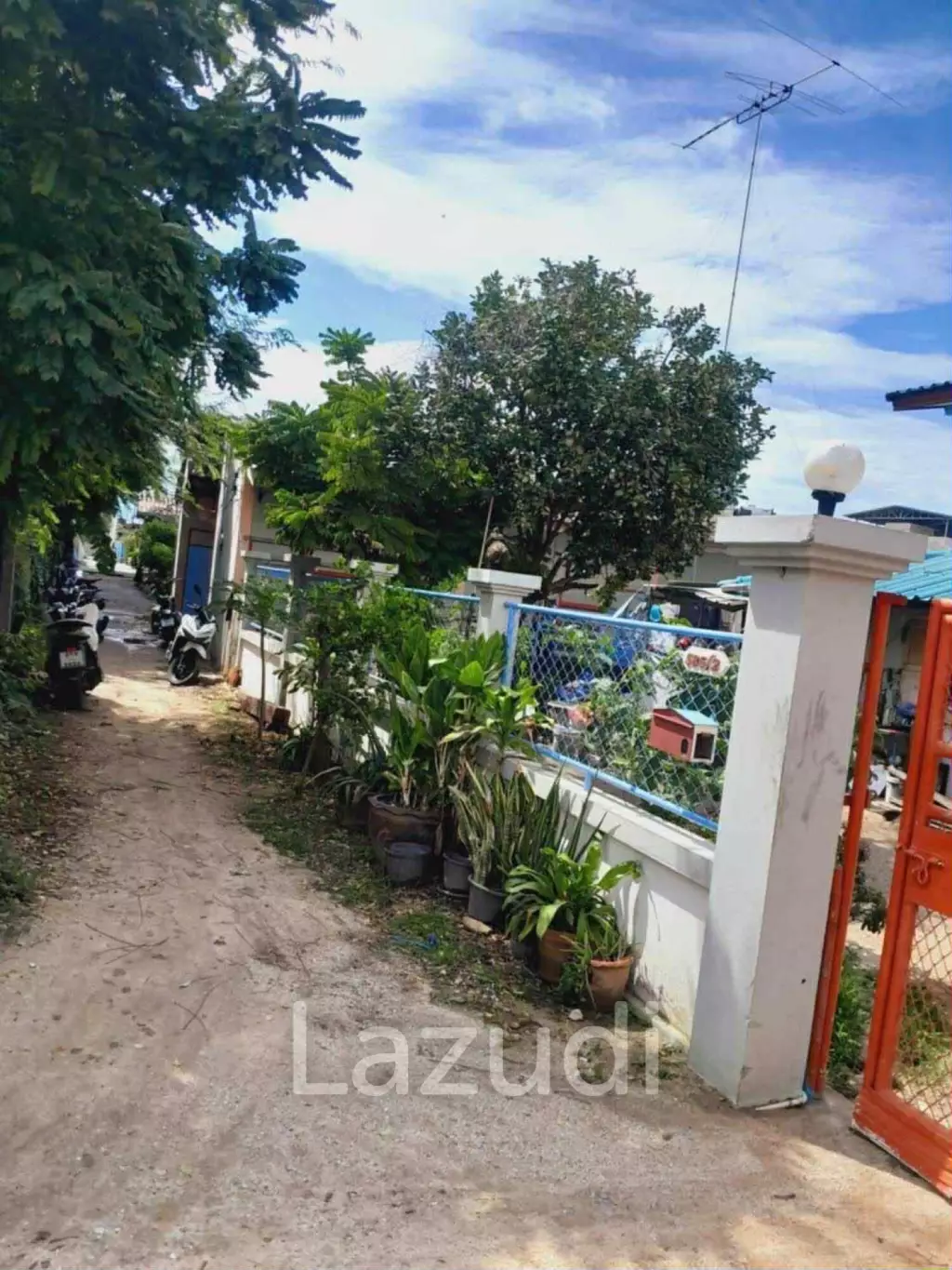 1-Rai Land with Villa and 12-Unit Apartment in South Pattaya