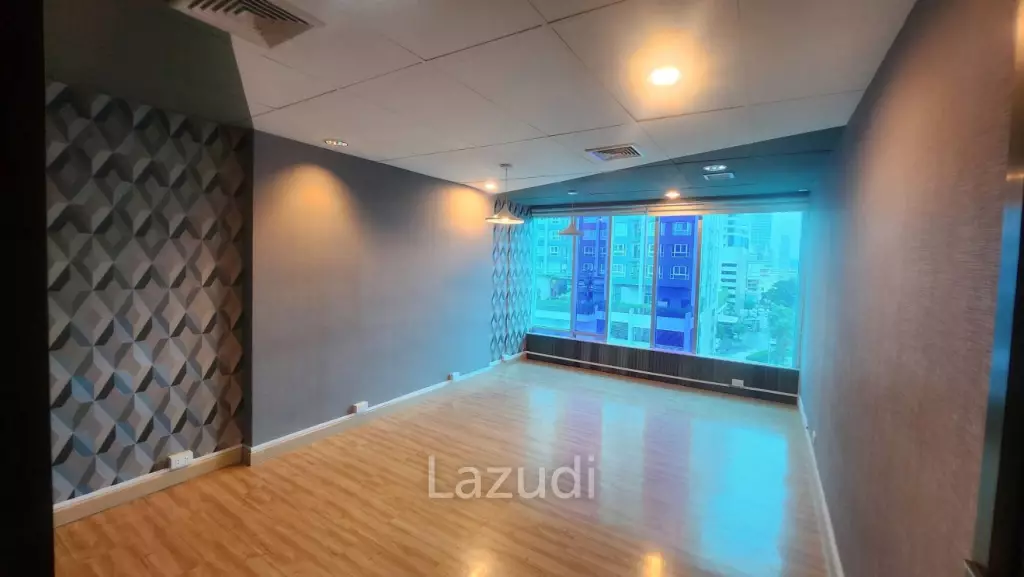 125 sqm office for rent at Tossapon Building Huai Khwang Bangkok