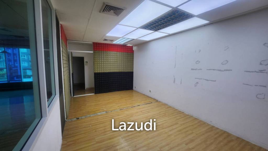 125 sqm office for rent at Tossapon Building Huai Khwang Bangkok