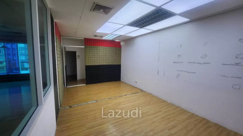 125 sqm office for rent at Tossapon Building Huai Khwang Bangkok