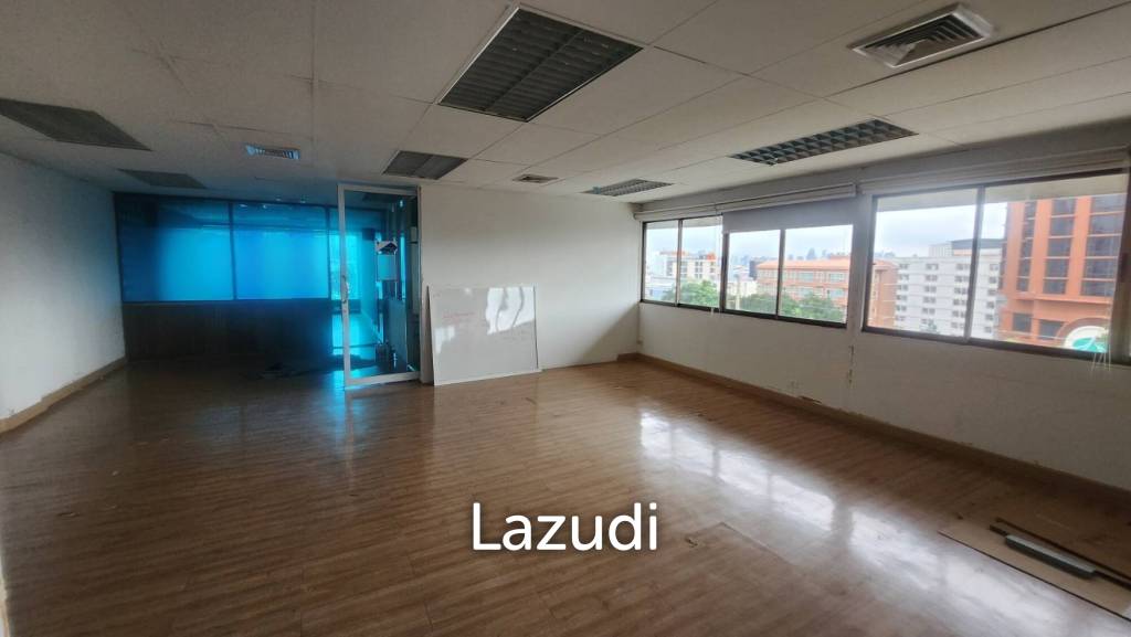 125 sqm office for rent at Tossapon Building Huai Khwang Bangkok