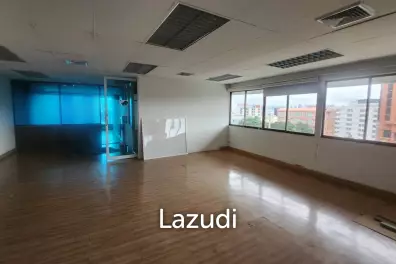 125 sqm office for rent at Tossapon Building Huai Khwang Bangkok