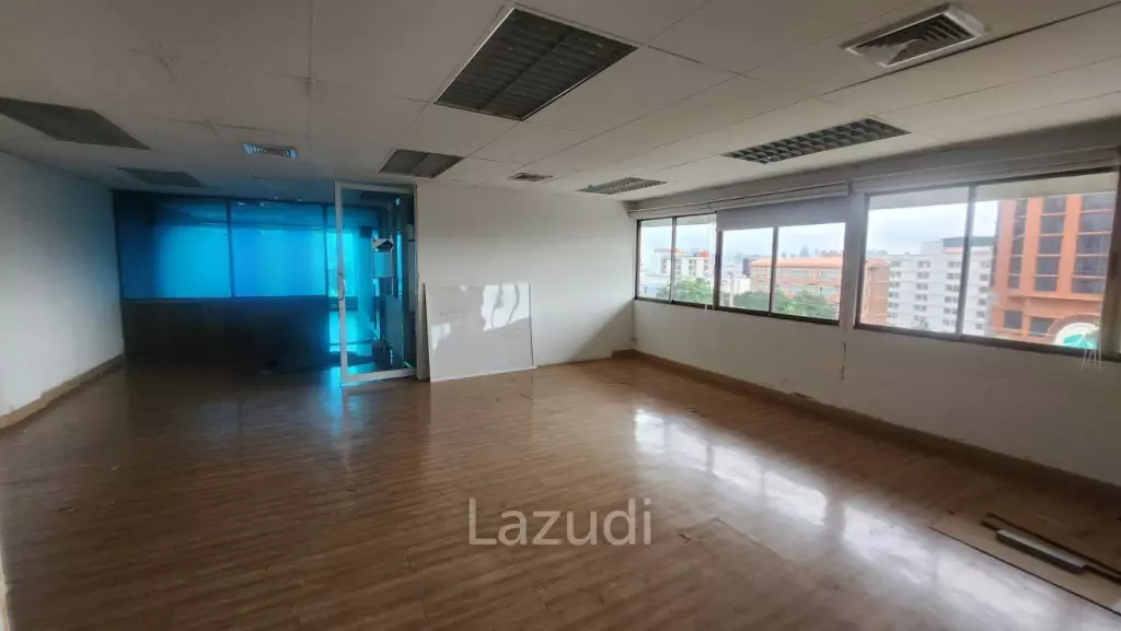 125 sqm office for rent at Tossapon Building Huai Khwang Bangkok