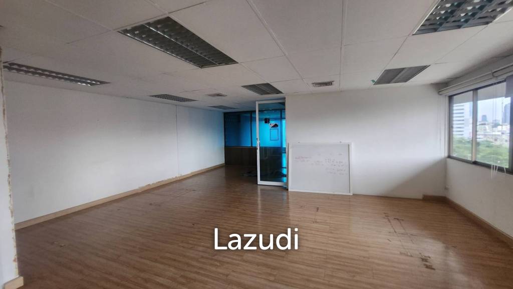 125 sqm office for rent at Tossapon Building Huai Khwang Bangkok
