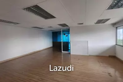 125 sqm office for rent at Tossapon Building Huai Khwang Bangkok
