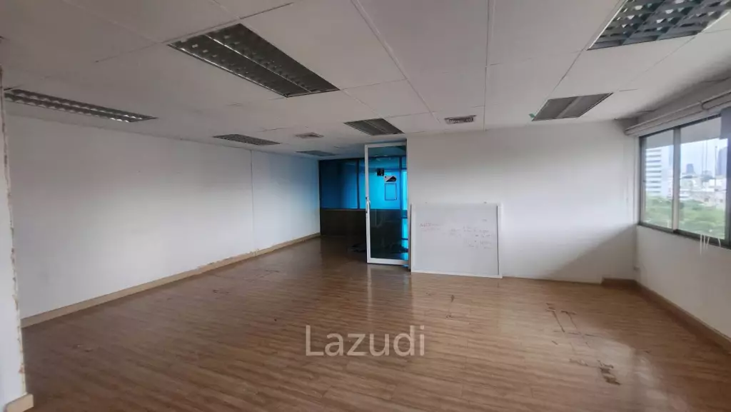 125 sqm office for rent at Tossapon Building Huai Khwang Bangkok