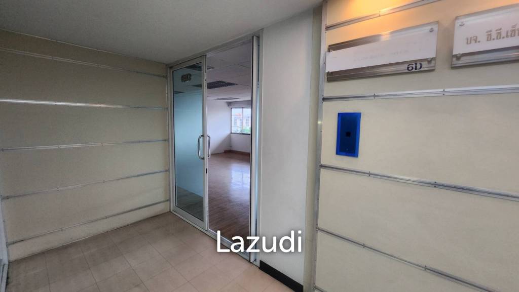 125 sqm office for rent at Tossapon Building Huai Khwang Bangkok