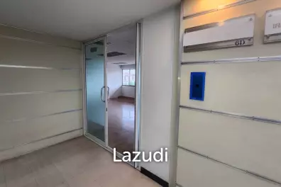 125 sqm office for rent at Tossapon Building Huai Khwang Bangkok