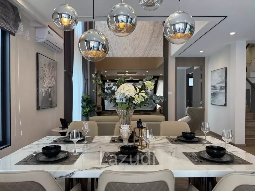 Exquisite 2-Story Modern Villa in Jomtien