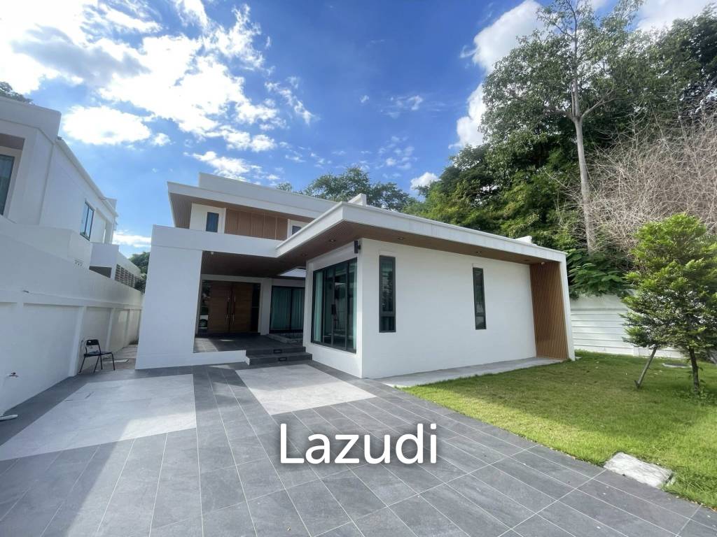 Exquisite 2-Story Modern Villa in Jomtien