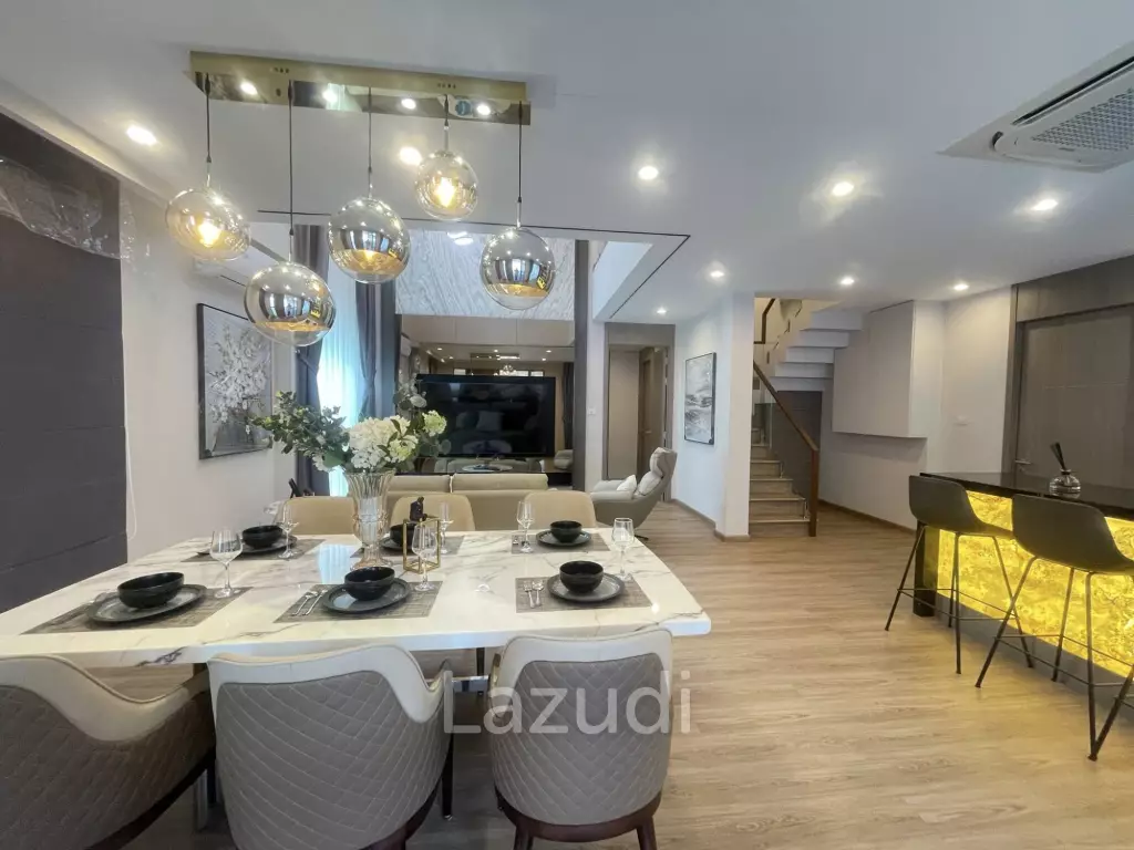 Exquisite 2-Story Modern Villa in Jomtien