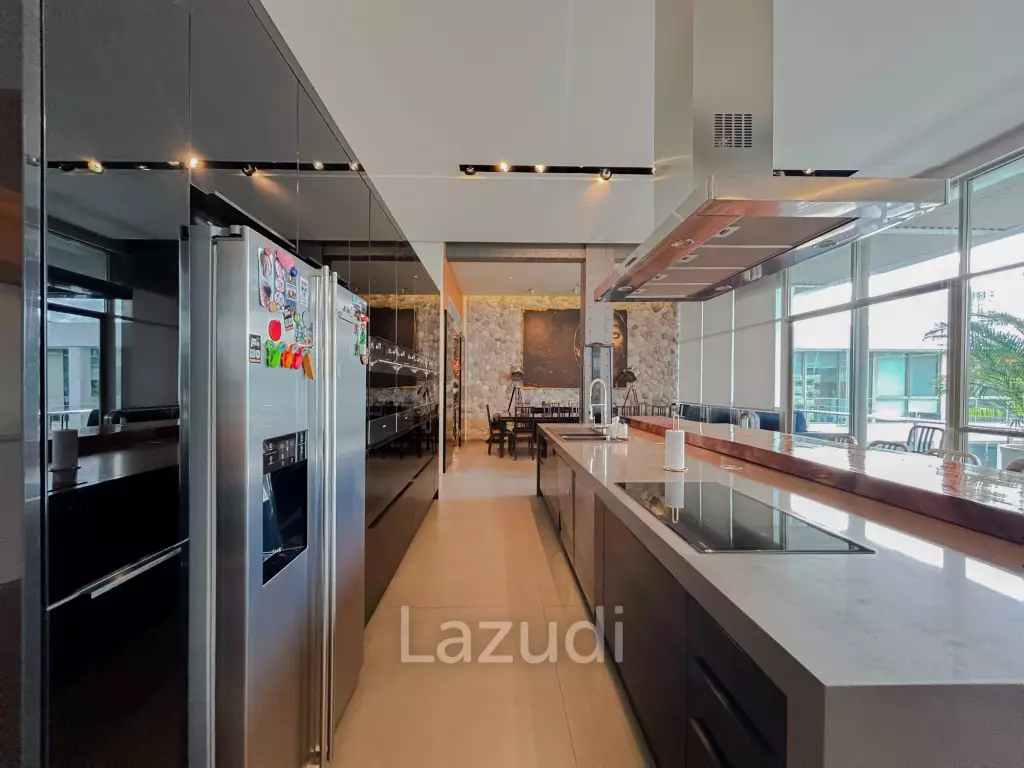 Exclusive 4-Bedroom Penthouse with Panoramic City Views in Phra Khanong