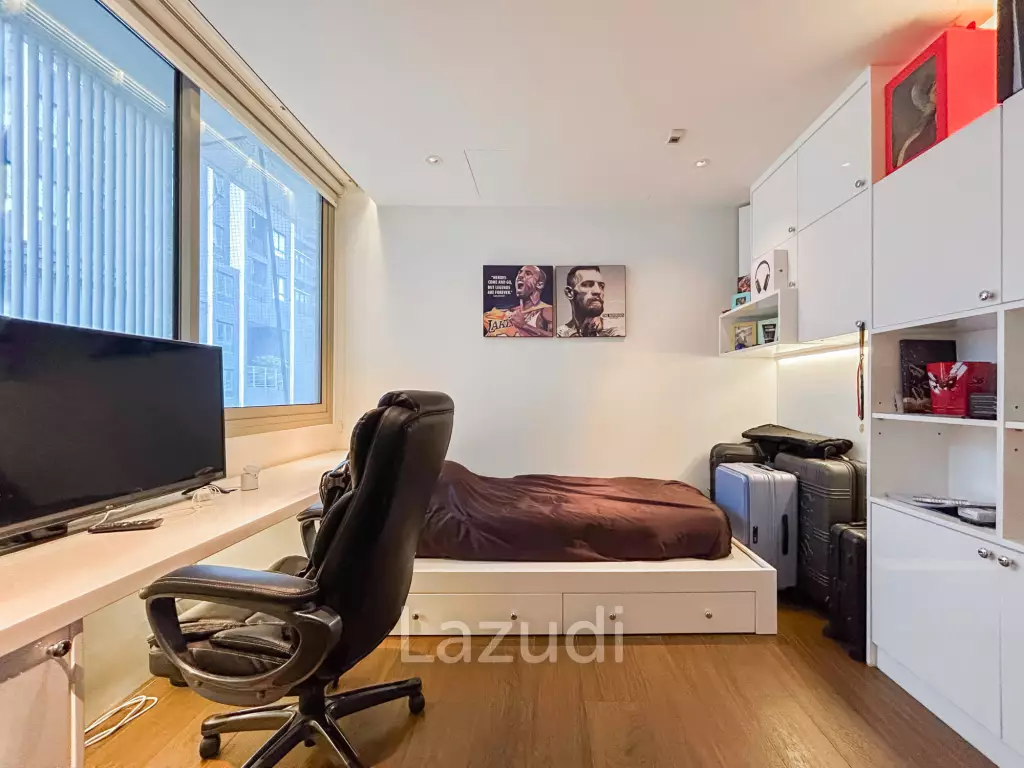 Exclusive 4-Bedroom Penthouse with Panoramic City Views in Phra Khanong