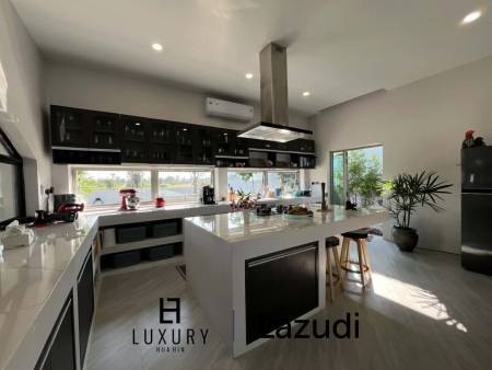 1,008 平方米 3 床 3 洗澡 别墅 对于 销售