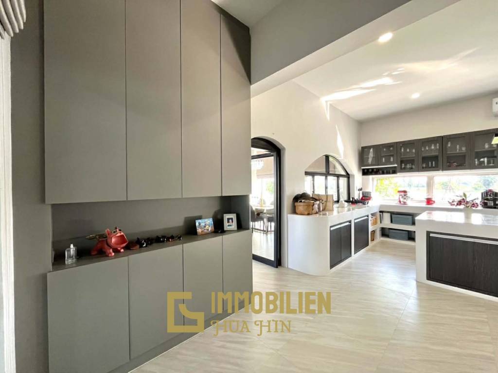 1000 qm Grundstück / 279 qm Wohnfläche / 3 Schlafzimmer + 3 Bäder