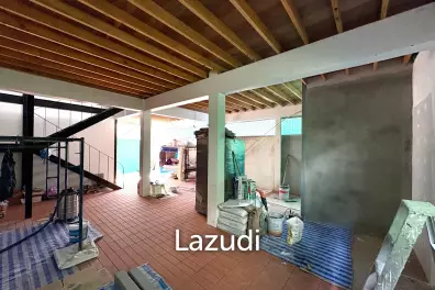 220 sqm corner retail building in Ban Bat Bangkok