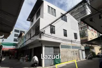 220 sqm corner retail building in Ban Bat Bangkok