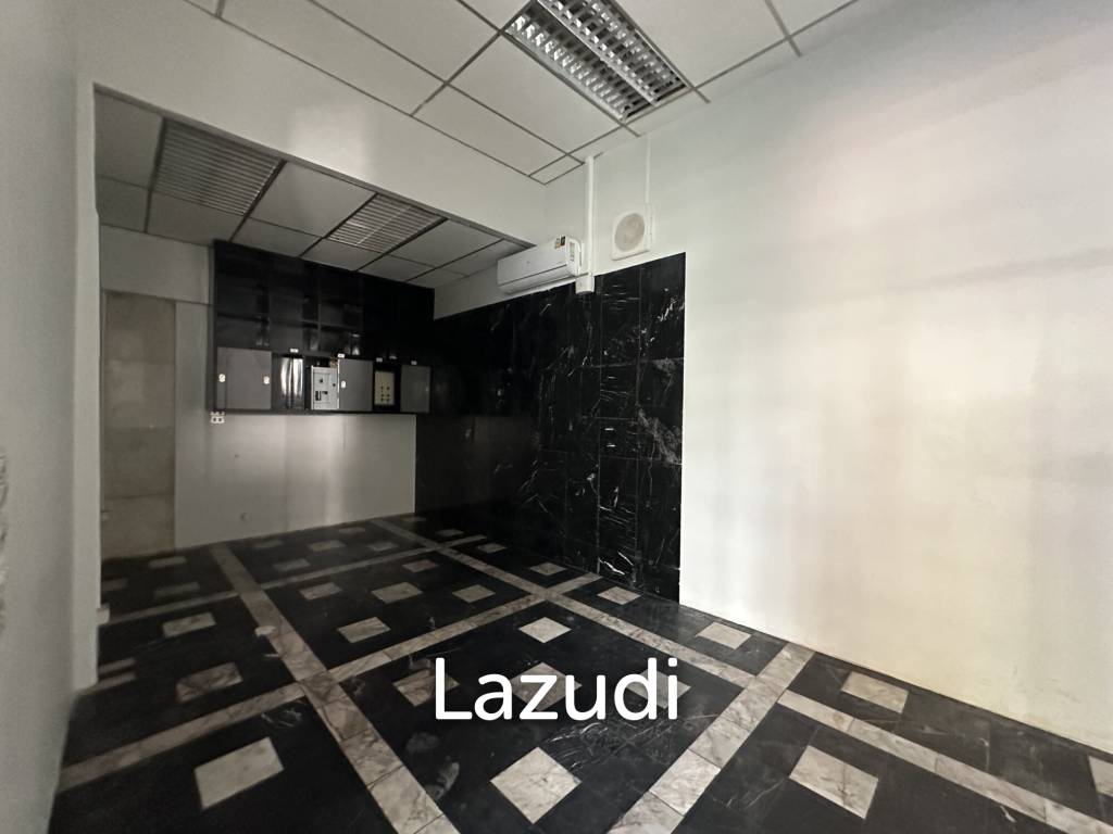 240 sqm Retail Space in Tossapon Building Huai Khwang Bangkok