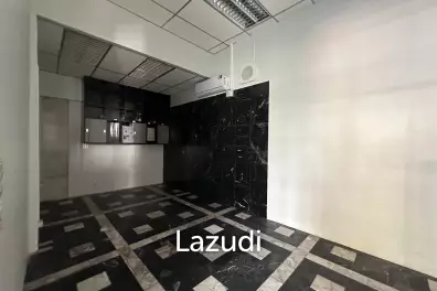 240 sqm Retail Space in Tossapon Building Huai Khwang Bangkok