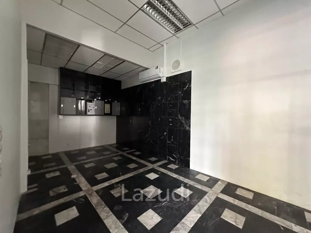 240 sqm Retail Space in Tossapon Building Huai Khwang Bangkok