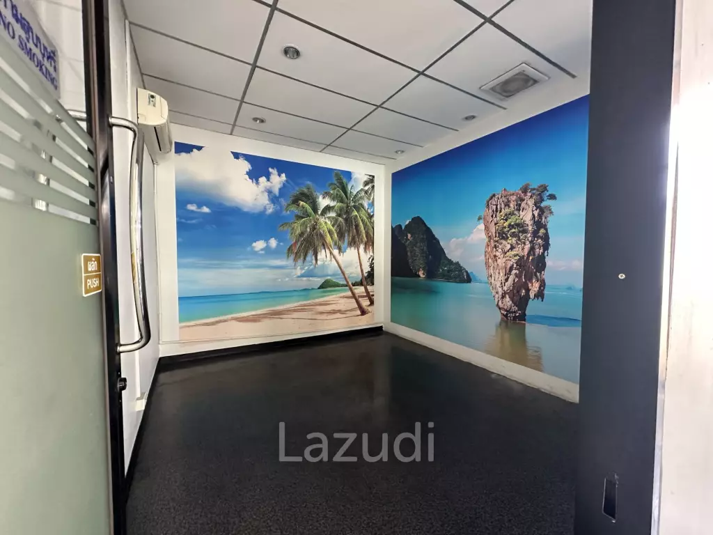 240 sqm Retail Space in Tossapon Building Huai Khwang Bangkok