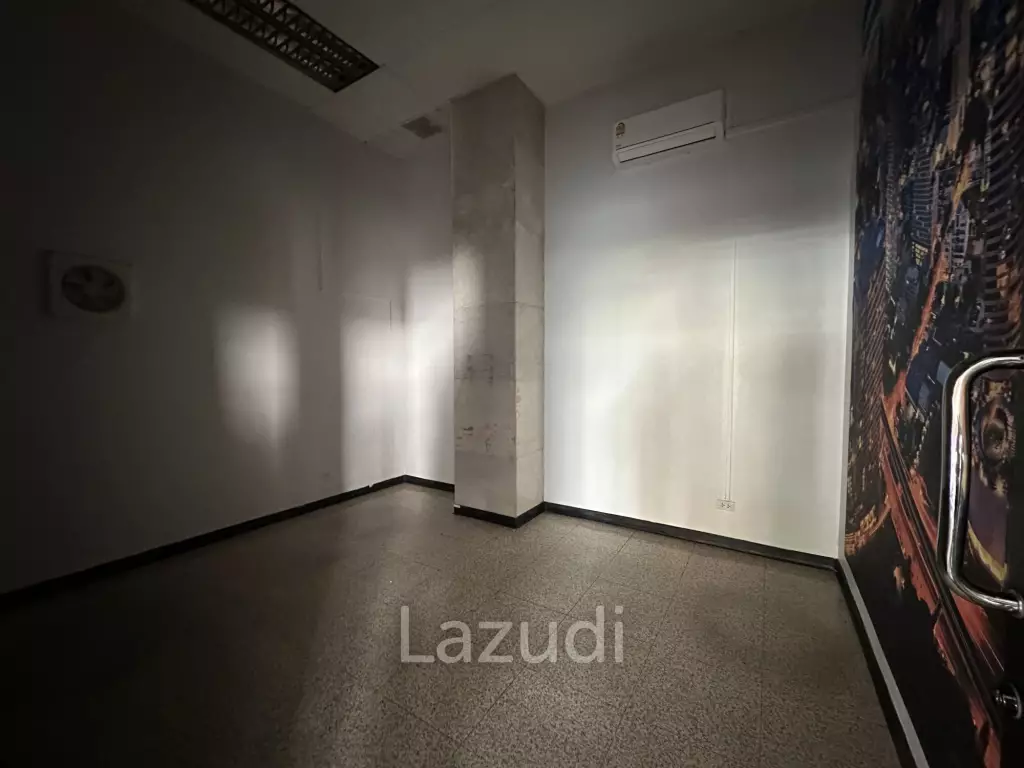 240 sqm Retail Space in Tossapon Building Huai Khwang Bangkok