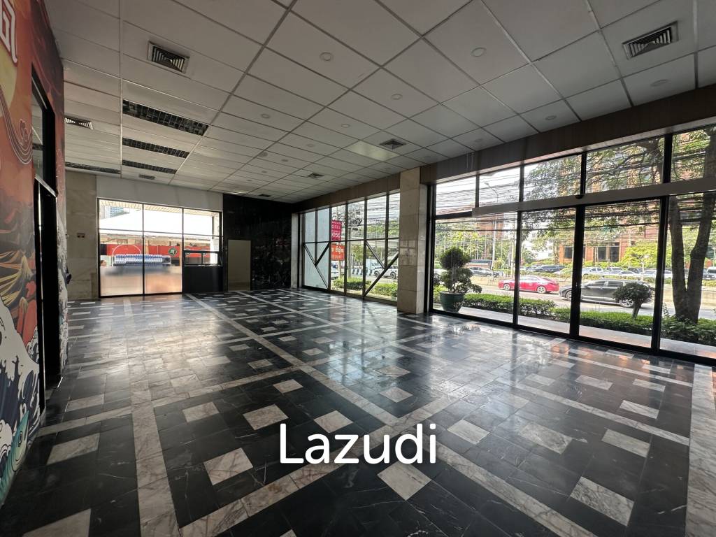 240 sqm Retail Space in Tossapon Building Huai Khwang Bangkok