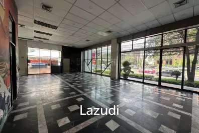 240 sqm Retail Space in Tossapon Building Huai Khwang Bangkok