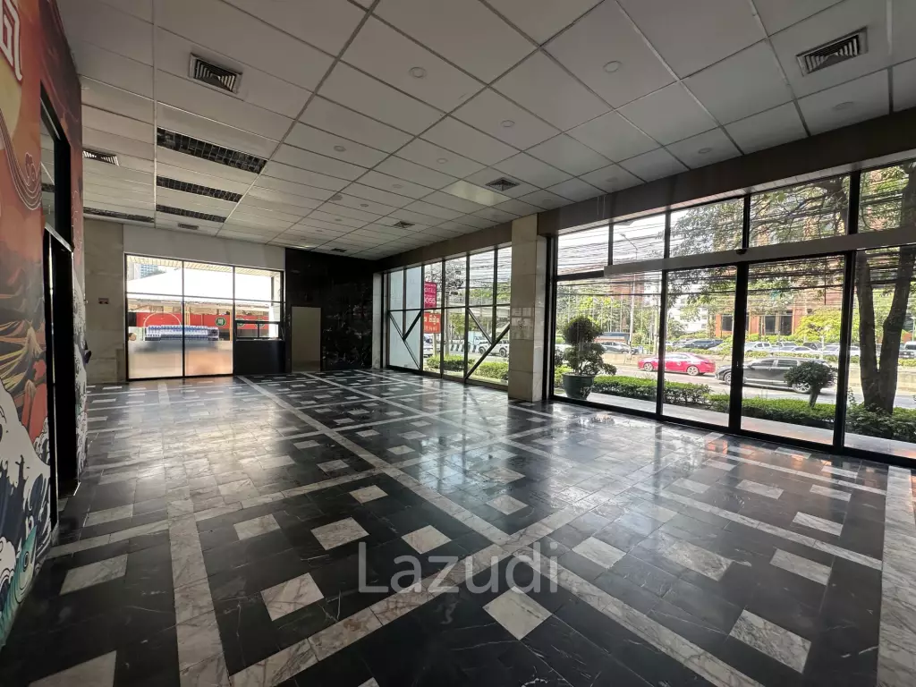 240 sqm Retail Space in Tossapon Building Huai Khwang Bangkok