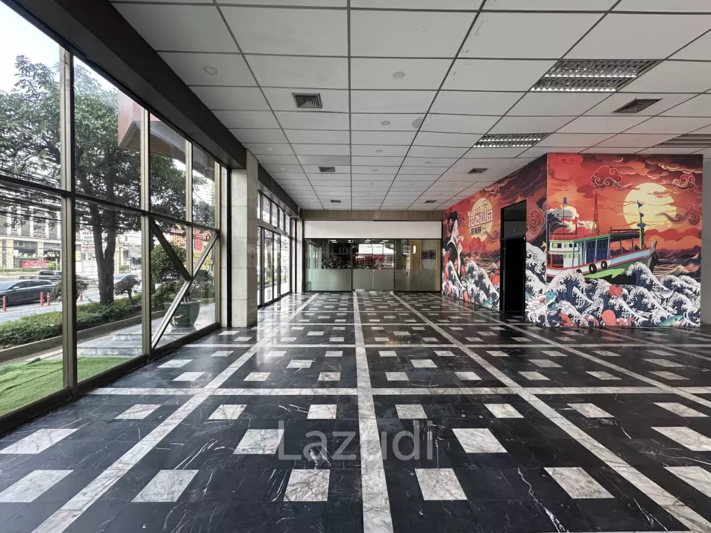 240 sqm Retail Space in Tossapon Building Huai Khwang Bangkok