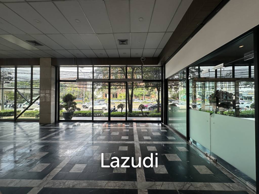 240 sqm Retail Space in Tossapon Building Huai Khwang Bangkok
