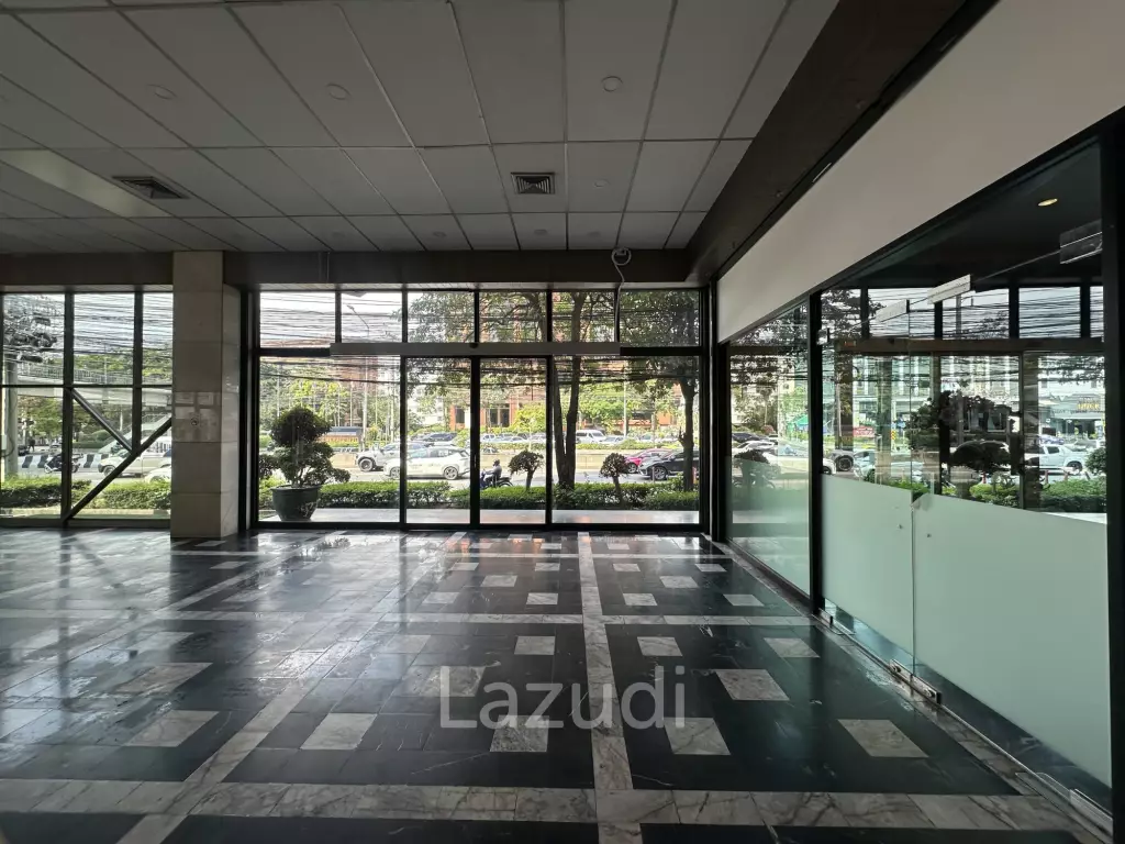 240 sqm Retail Space in Tossapon Building Huai Khwang Bangkok