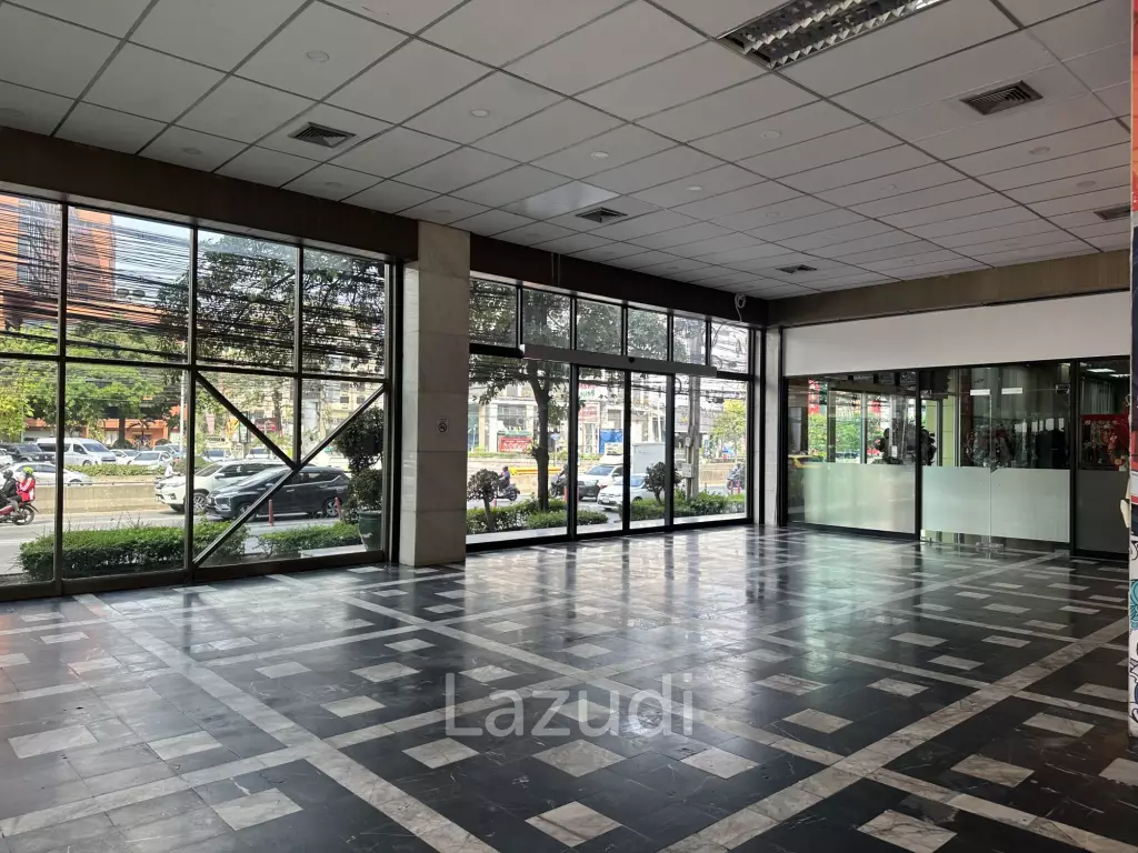 240 sqm Retail Space in Tossapon Building Huai Khwang Bangkok