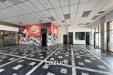 240 sqm Retail Space in Tossapon Building Huai Khwang Bangkok