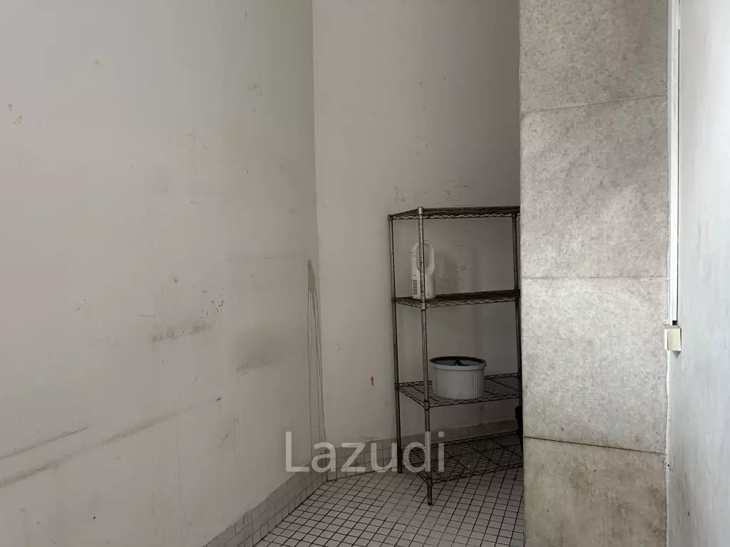 240 sqm Retail Space in Tossapon Building Huai Khwang Bangkok