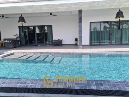 678 qm Grundstück / 324 qm Wohnfläche / 12 Meter Pool