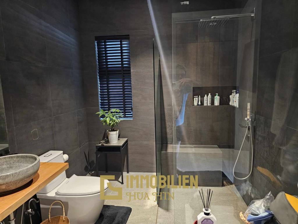 678 qm Grundstück / 324 qm Wohnfläche / 12 Meter Pool