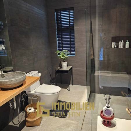 678 qm Grundstück / 324 qm Wohnfläche / 12 Meter Pool