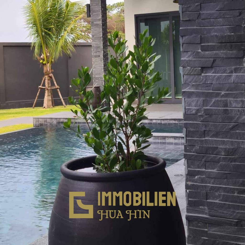 678 qm Grundstück / 324 qm Wohnfläche / 12 Meter Pool